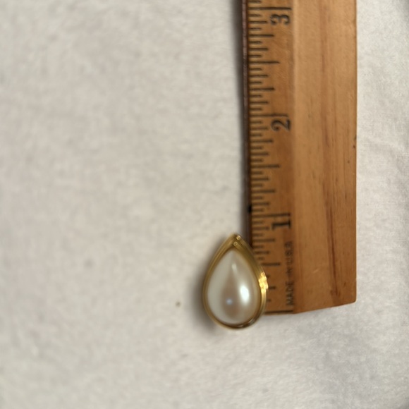 Large Pearl tear drop post earrings - Picture 4 of 4